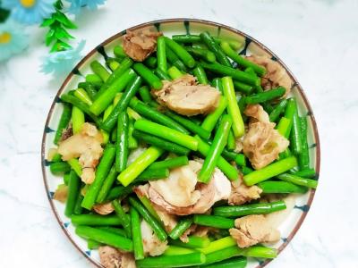 白肉炒蒜苔的做法-家常味炒菜譜