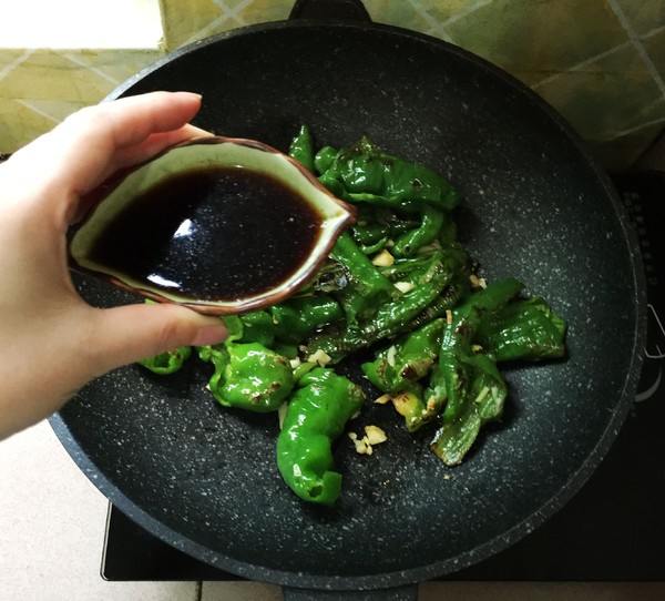 虎皮青椒的做法-酸辣味炒菜譜-易網健康養生網 虎皮青椒的做法-酸辣味炒菜譜