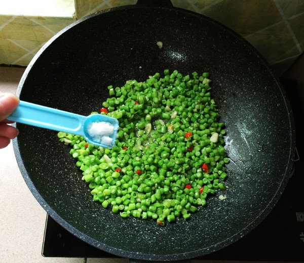 火腿肉炒豆角末的做法-家常味炒菜譜
