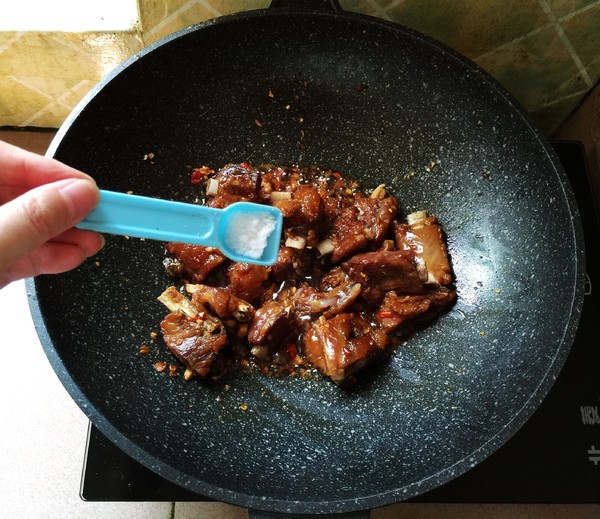 香辣臘排骨的做法-香辣味炒菜譜-易網健康養生網 香辣臘排骨的做法-香辣味炒菜譜