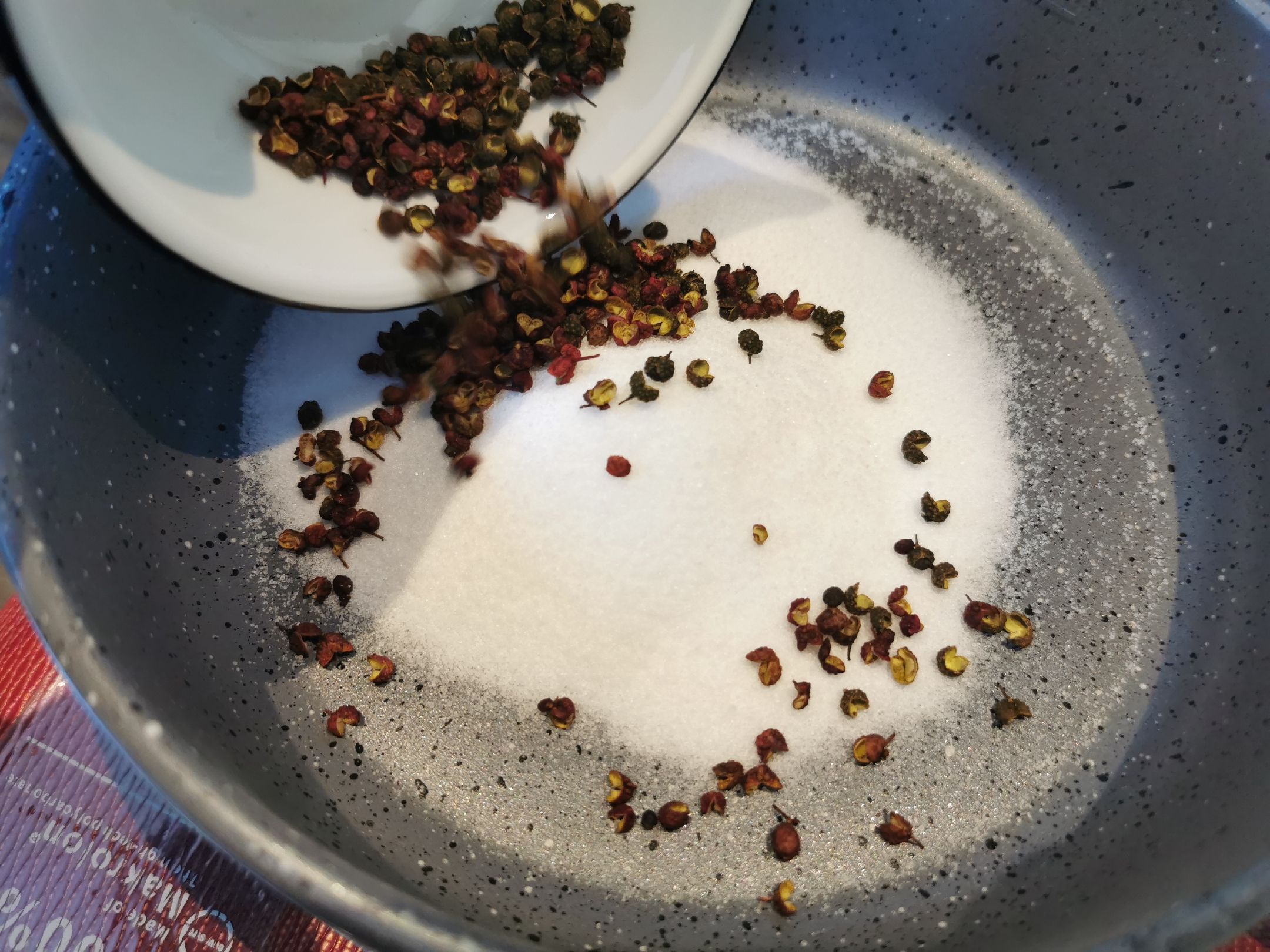 鹽爆花生米的做法-五香味炒菜譜