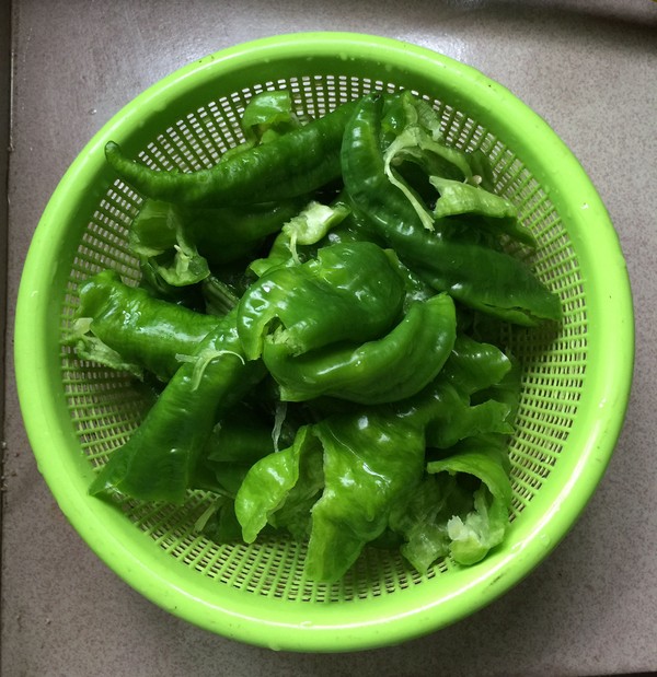 虎皮青椒的做法-酸辣味炒菜譜-易網健康養生網 虎皮青椒的做法-酸辣味炒菜譜