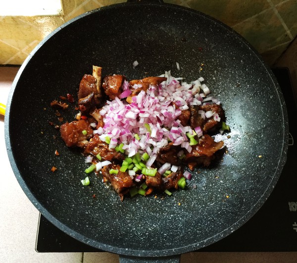 香辣臘排骨的做法-香辣味炒菜譜-易網健康養生網 香辣臘排骨的做法-香辣味炒菜譜