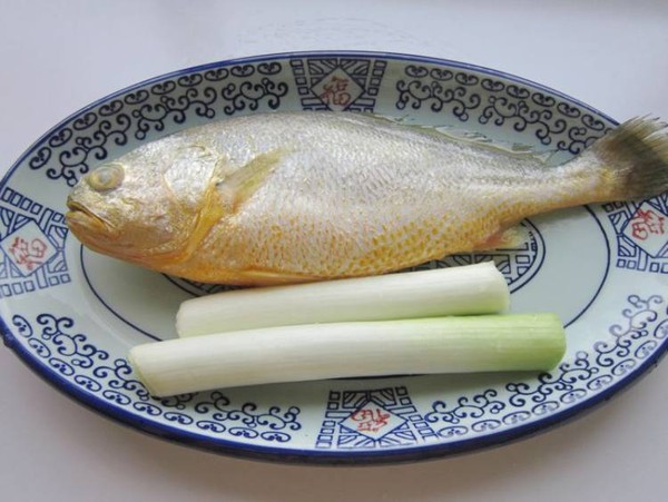 蔥油黃花魚的做法-家常味蒸菜譜-易網<a href=http://m.aoa7937.com/ target=_blank class=infotextkey>健康養生</a>網 蔥油黃花魚的做法-家常味蒸菜譜