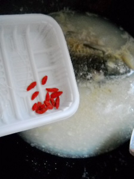 山藥鯽魚(yú)粉絲的做法-咸鮮味燉菜譜