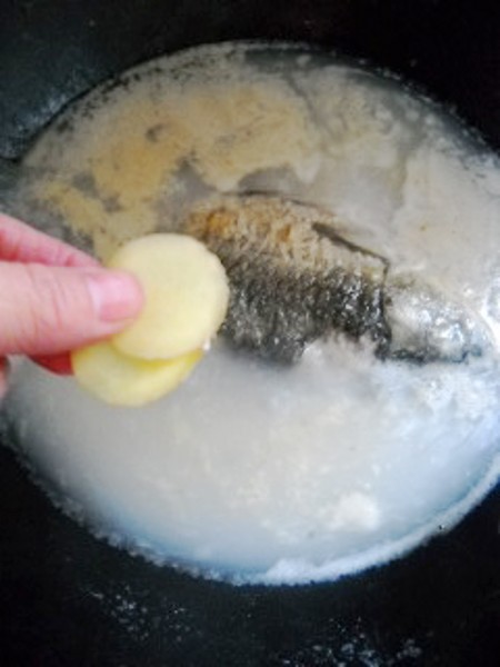 山藥鯽魚(yú)粉絲的做法-咸鮮味燉菜譜