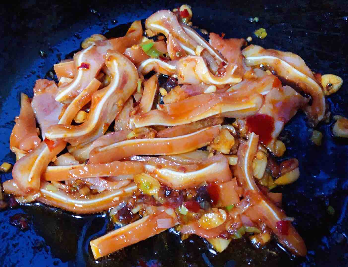 爆炒豬耳朵的做法-香辣味炒菜譜-易網健康養生網 爆炒豬耳朵的做法-香辣味炒菜譜