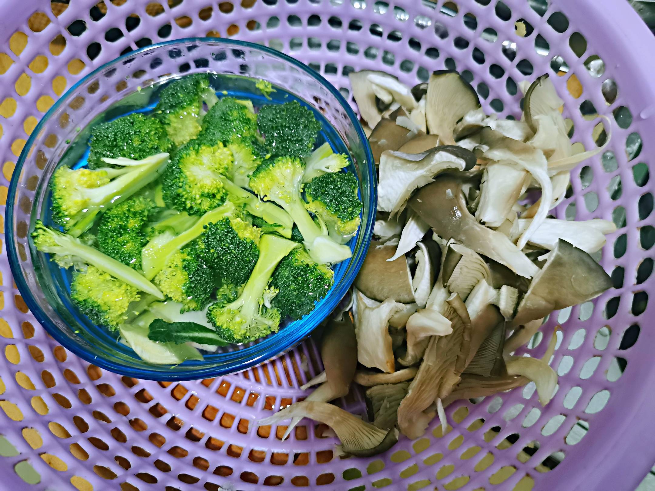 蘑菇炒西蘭花的做法-家常味炒菜譜