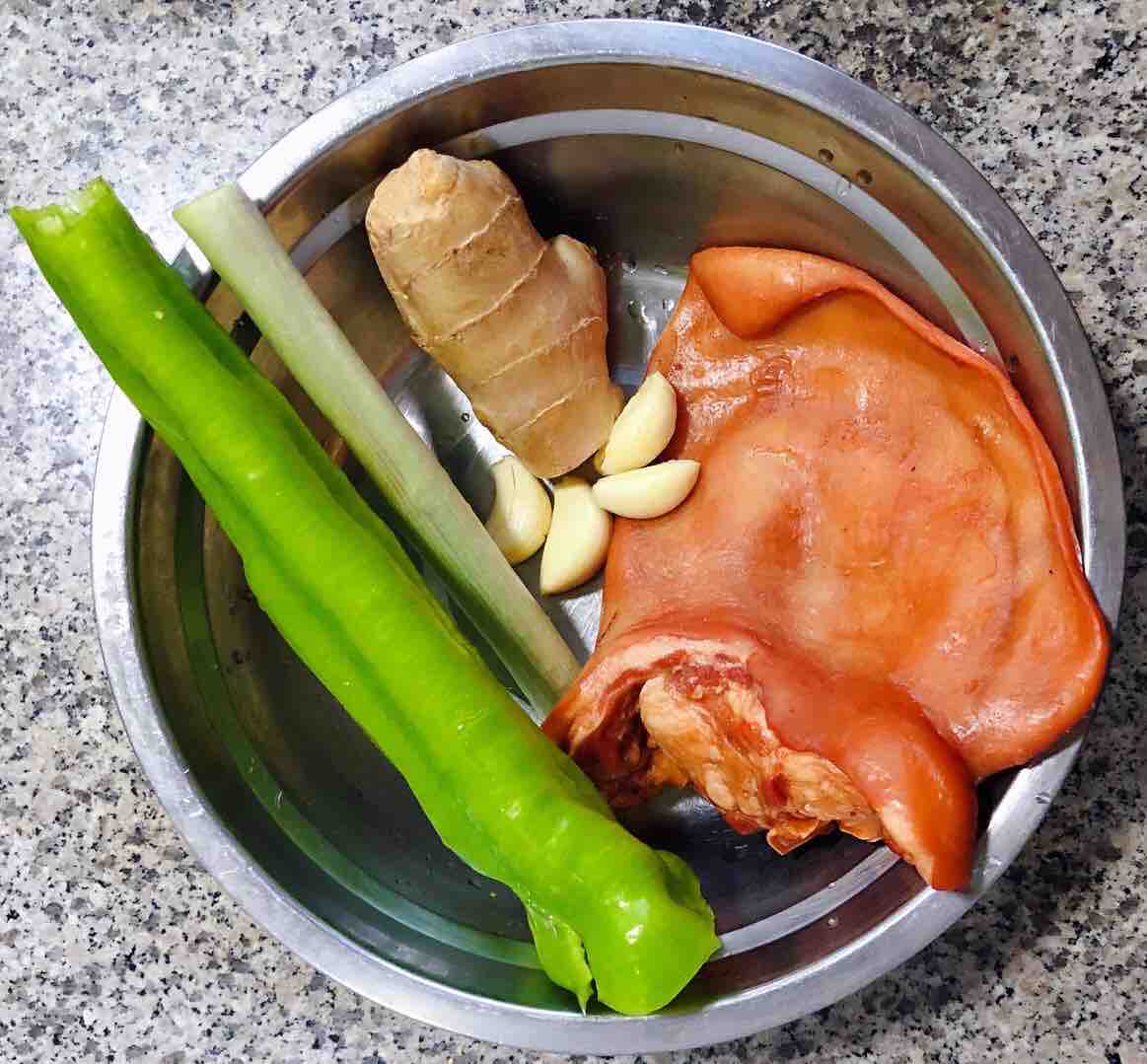 爆炒豬耳朵的做法-香辣味炒菜譜-易網<a href=http://m.aoa7937.com/ target=_blank class=infotextkey>健康養生</a>網 爆炒豬耳朵的做法-香辣味炒菜譜