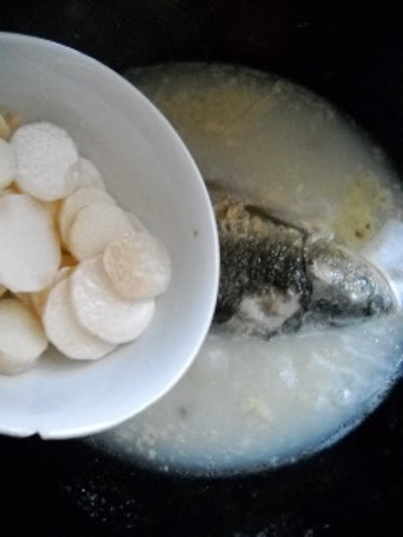 山藥鯽魚(yú)粉絲的做法-咸鮮味燉菜譜