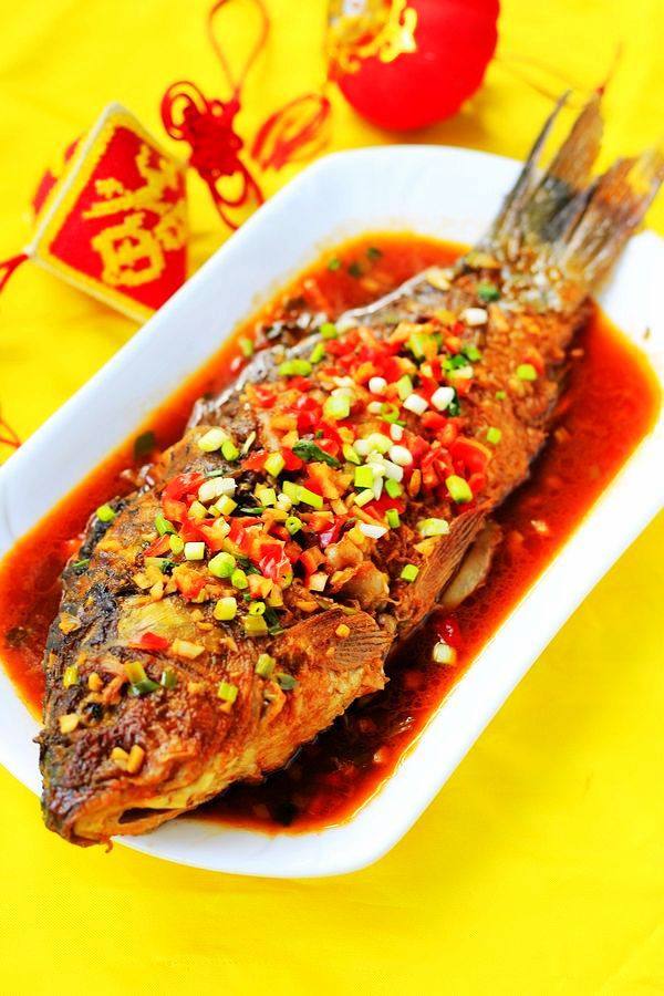 紅燒鯉魚的做法-家常味燒菜譜-易網健康養生網 紅燒鯉魚的做法-家常味燒菜譜