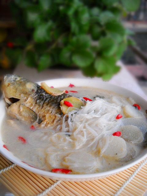 山藥鯽魚(yú)粉絲的做法-咸鮮味燉菜譜-易網(wǎng)健康養(yǎng)生網(wǎng) 山藥鯽魚(yú)粉絲的做法-咸鮮味燉菜譜