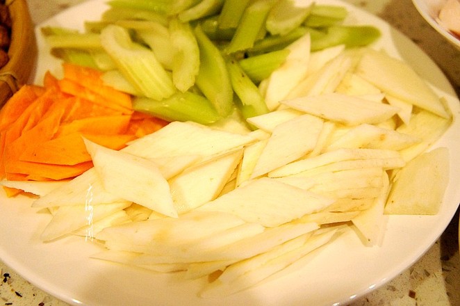 芹菜炒杏鮑菇的做法-家常味炒菜譜-易網<a href=http://m.aoa7937.com/ target=_blank class=infotextkey>健康養生</a>網 芹菜炒杏鮑菇的做法-家常味炒菜譜