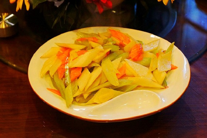 芹菜炒杏鮑菇的做法-家常味炒菜譜-易網健康養生網 芹菜炒杏鮑菇的做法-家常味炒菜譜