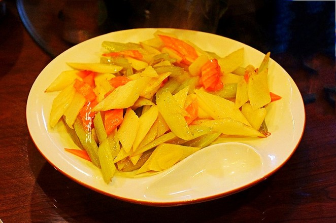 芹菜炒杏鮑菇的做法-家常味炒菜譜-易網健康養生網 芹菜炒杏鮑菇的做法-家常味炒菜譜