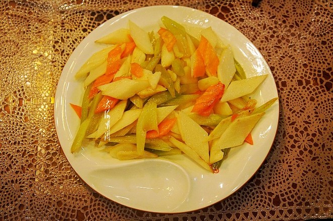 芹菜炒杏鮑菇的做法-家常味炒菜譜-易網健康養生網 芹菜炒杏鮑菇的做法-家常味炒菜譜