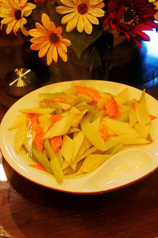 芹菜炒杏鮑菇的做法-家常味炒菜譜-易網健康養生網 芹菜炒杏鮑菇的做法-家常味炒菜譜