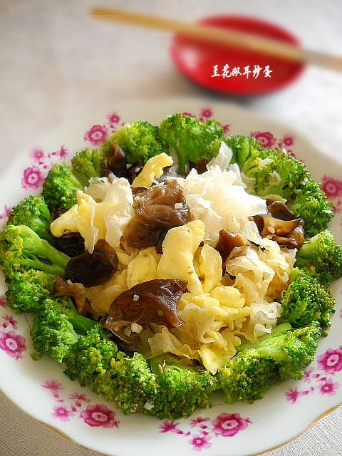 蘭花雙耳炒蛋的做法-家常味炒菜譜