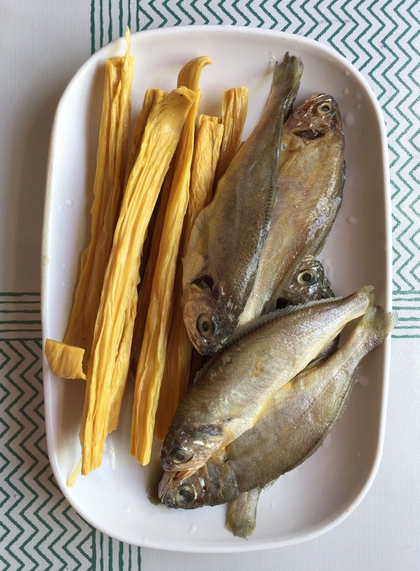 腐竹蒸小黃魚的做法-香辣味蒸菜譜-易網<a href=http://m.aoa7937.com/ target=_blank class=infotextkey>健康養生</a>網 腐竹蒸小黃魚的做法-香辣味蒸菜譜