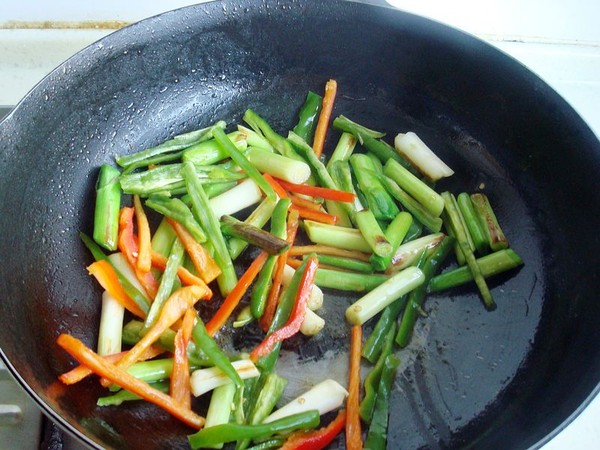 蒜苗炒豬耳朵的做法-蒜香味炒菜譜-易網(wǎng)健康養(yǎng)生網(wǎng) 蒜苗炒豬耳朵的做法-蒜香味炒菜譜