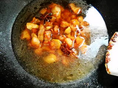 梅菜芋頭紅燒肉的做法-咸鮮味燒菜譜