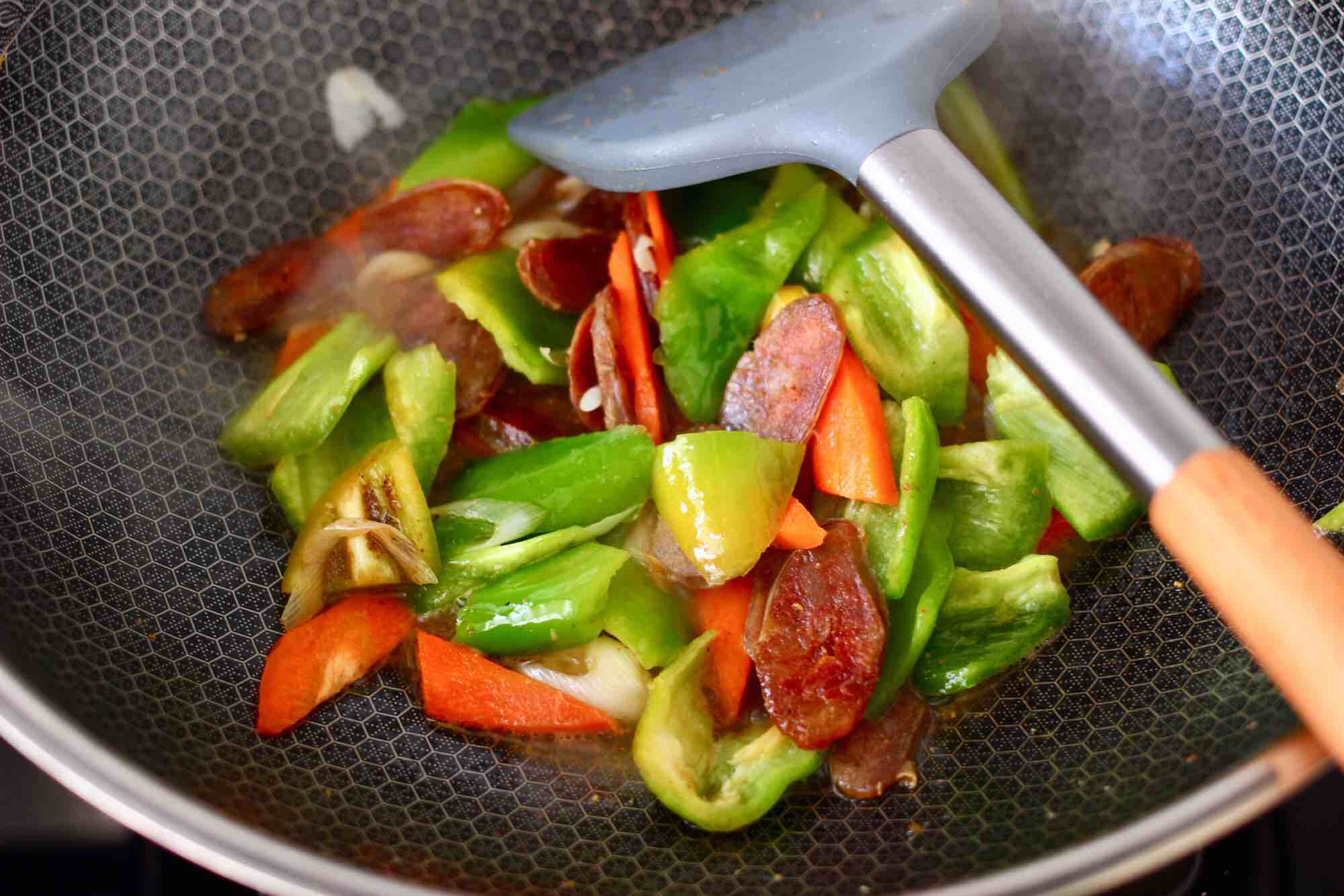 臘腸辣炒雞蛋的做法-家常味炒菜譜-易網健康養生網 臘腸辣炒雞蛋的做法-家常味炒菜譜