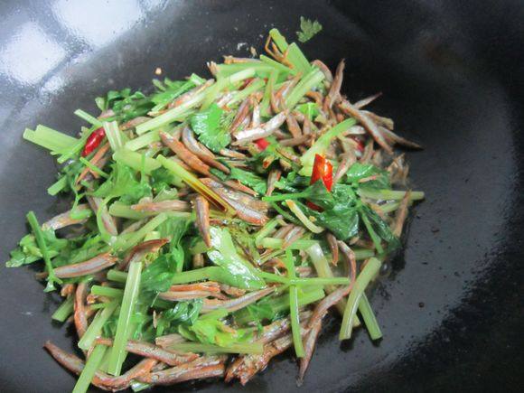 毛芹炒小青魚的做法-家常味炒菜譜