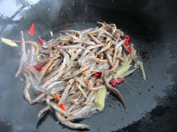 毛芹炒小青魚的做法-家常味炒菜譜