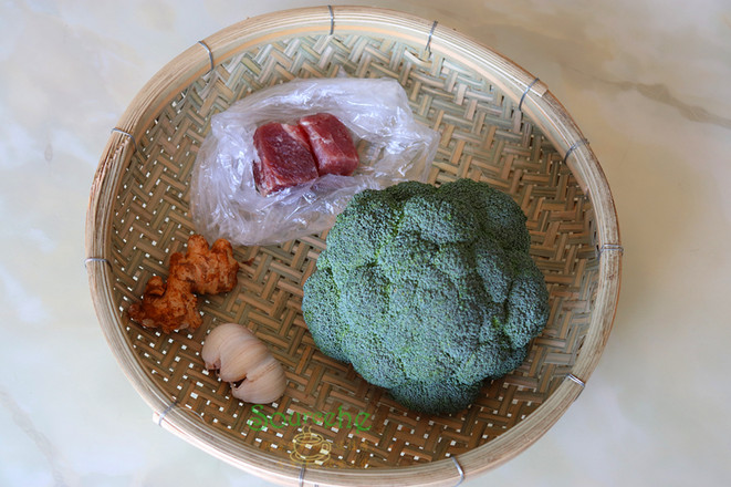 牛肉炒西蘭花的做法-家常味炒菜譜-易網(wǎng)<a href=http://m.aoa7937.com/ target=_blank class=infotextkey>健康養(yǎng)生</a>網(wǎng) 牛肉炒西蘭花的做法-家常味炒菜譜