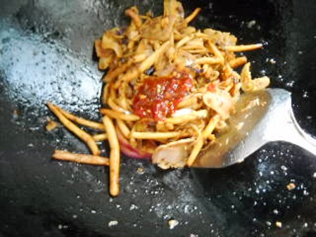 臘肉茶樹菇的做法-咸鮮味干煸菜譜