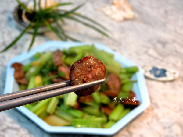 香腸炒芹菜的做法-家常味炒菜譜-易網(wǎng)健康養(yǎng)生網(wǎng) 香腸炒芹菜的做法-家常味炒菜譜