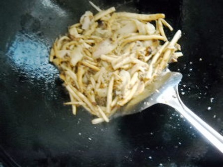臘肉茶樹菇的做法-咸鮮味干煸菜譜