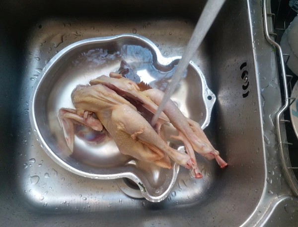蒜香童子雞的做法-咸鮮味燒菜譜-易網<a href=http://m.aoa7937.com/ target=_blank class=infotextkey>健康養生</a>網 蒜香童子雞的做法-咸鮮味燒菜譜