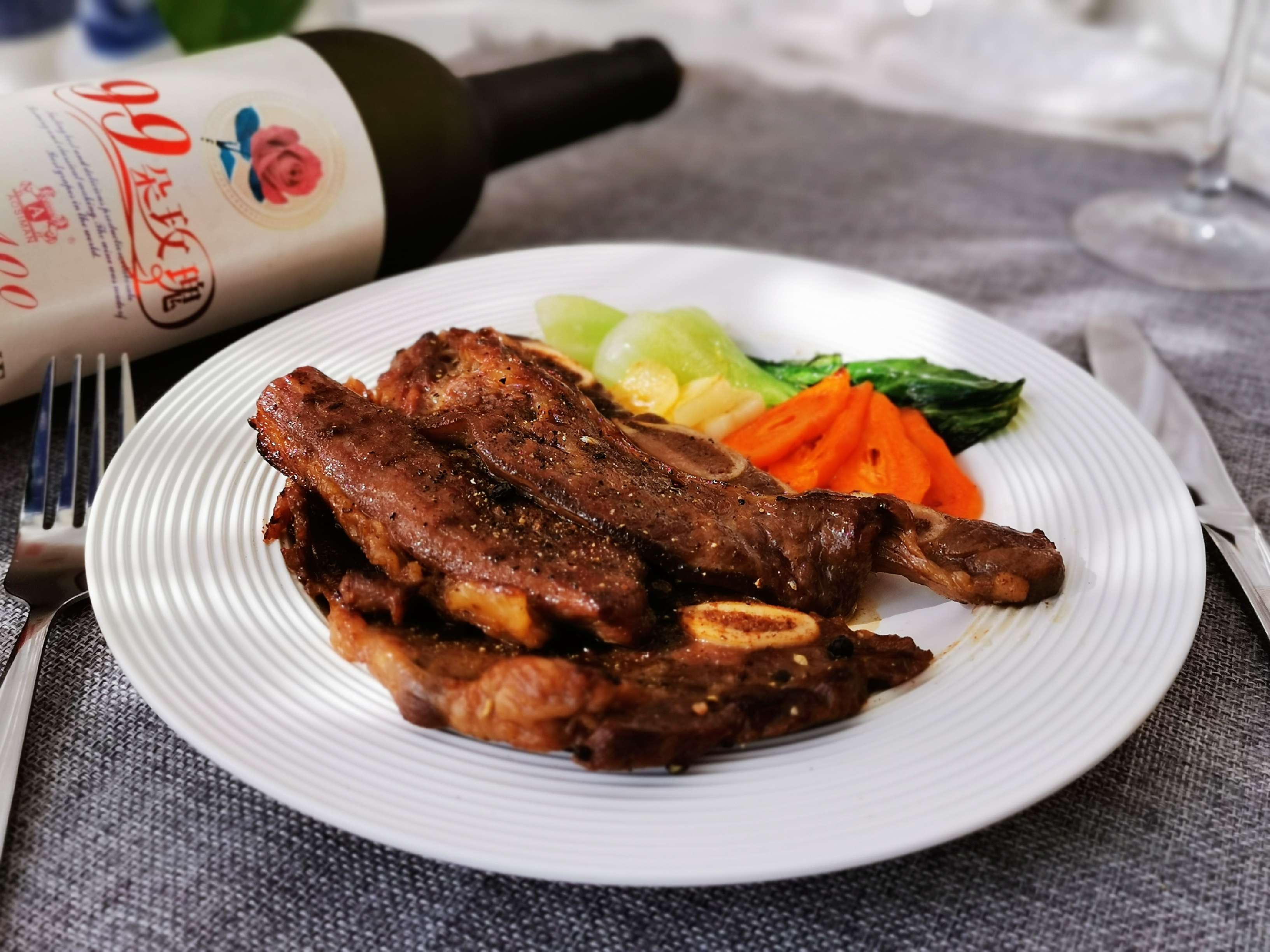 香煎牛仔骨的做法-黑椒味煎菜譜-易網健康養生網 香煎牛仔骨的做法-黑椒味煎菜譜