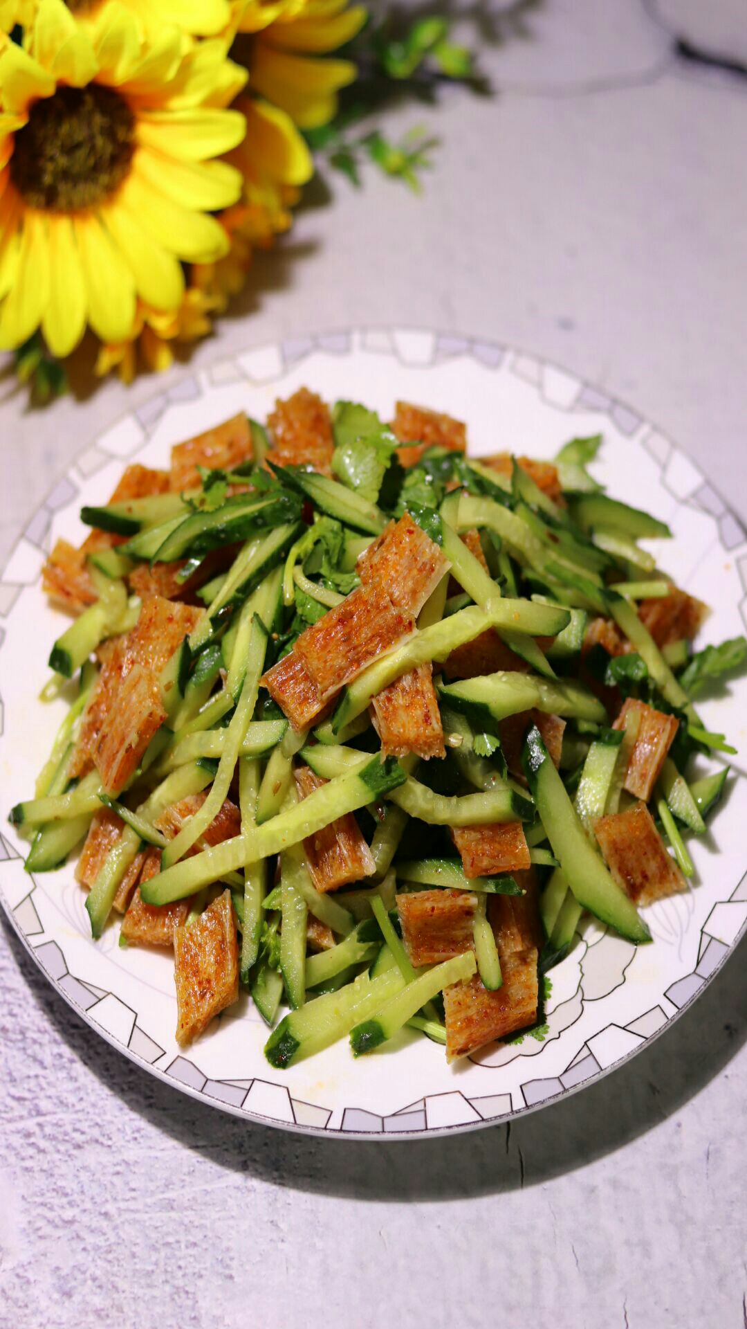 辣條拌黃瓜的做法-麻辣味拌菜譜-易網(wǎng)健康養(yǎng)生網(wǎng) 辣條拌黃瓜的做法-麻辣味拌菜譜
