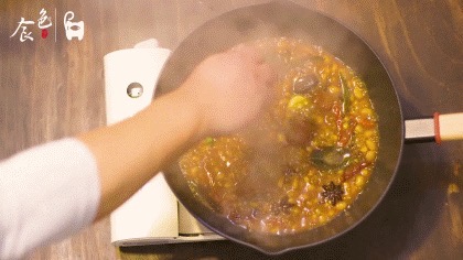 黃豆燒豬尾!超級好吃的家常菜,學(xué)會了這道菜,誰還去吃紅燒肉和大豬蹄子啊?的做法-咸鮮味燒菜譜-易網(wǎng)健康養(yǎng)生網(wǎng) 黃豆燒豬尾!超級好吃的家常菜,學(xué)會了這道菜,誰還去吃紅燒肉和大豬蹄子啊?的做法-咸鮮味燒菜譜
