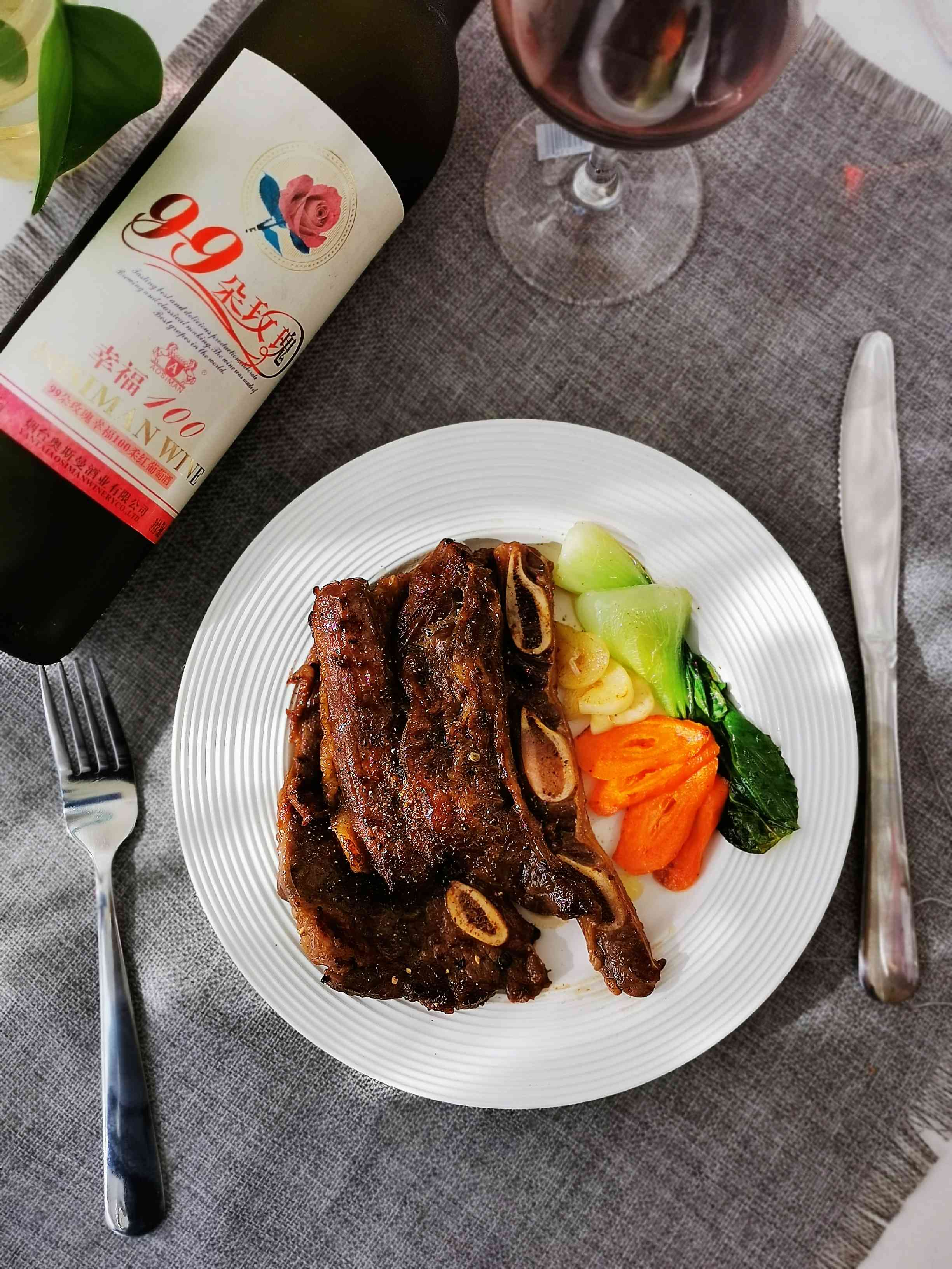 香煎牛仔骨的做法-黑椒味煎菜譜-易網健康養生網 香煎牛仔骨的做法-黑椒味煎菜譜