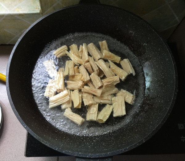 芹菜炒黑木耳的做法-家常味炒菜譜