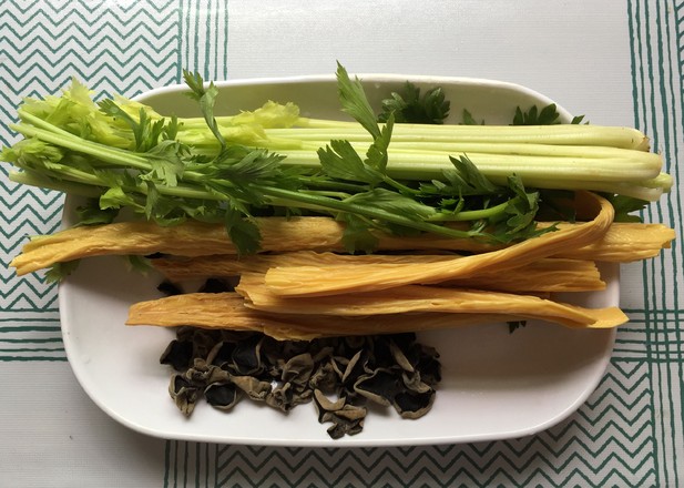 芹菜炒黑木耳的做法-家常味炒菜譜