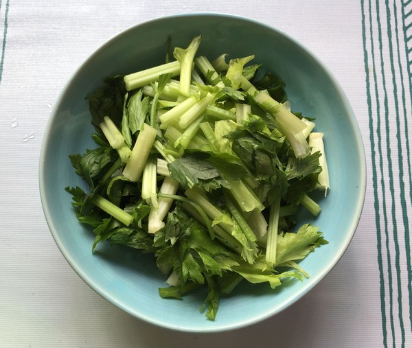 芹菜炒黑木耳的做法-家常味炒菜譜