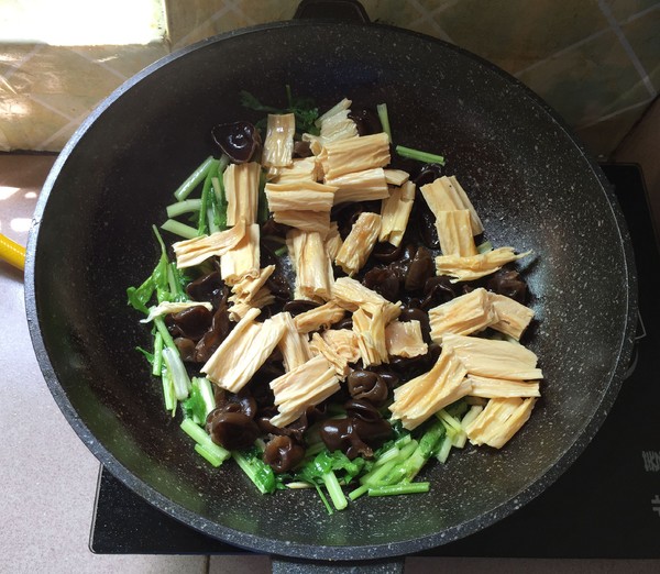 芹菜炒黑木耳的做法-家常味炒菜譜