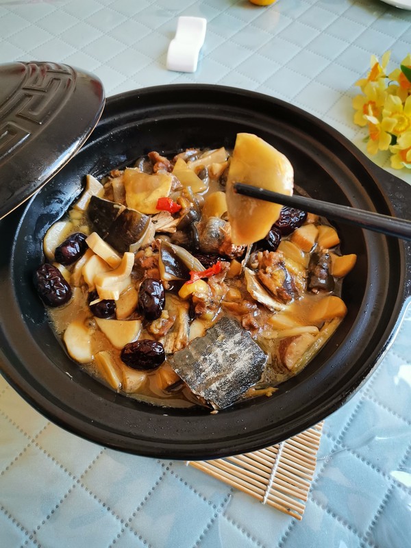 雞腿菇燉甲魚煲的做法-咸鮮味燉菜譜-易網健康養生網 雞腿菇燉甲魚煲的做法-咸鮮味燉菜譜