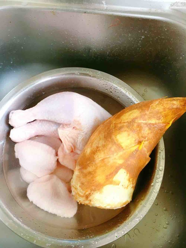 春筍奔跑雞的做法-咸鮮味燉菜譜-易網(wǎng)<a href=http://m.aoa7937.com/ target=_blank class=infotextkey>健康養(yǎng)生</a>網(wǎng) 春筍奔跑雞的做法-咸鮮味燉菜譜