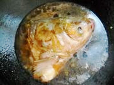 砂鍋魚(yú)頭煲的做法-咸鮮味煮菜譜-易網(wǎng)健康養(yǎng)生網(wǎng) 砂鍋魚(yú)頭煲的做法-咸鮮味煮菜譜