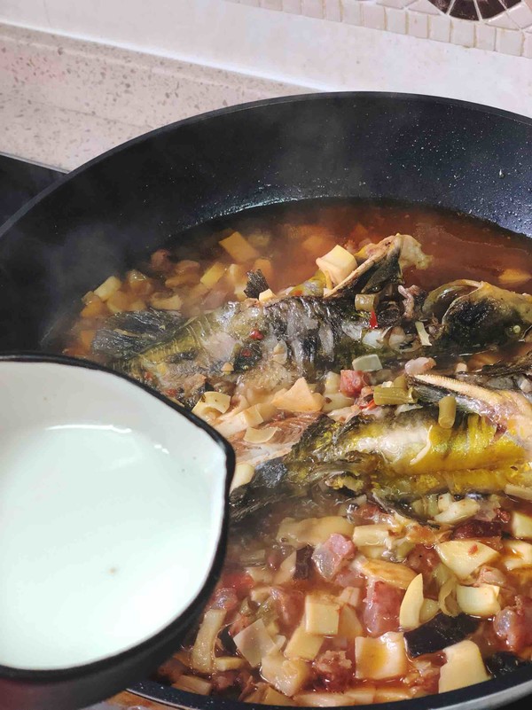 酸豆角筍丁臘肉燒昂刺魚的做法-咸鮮味燒菜譜-易網(wǎng)健康養(yǎng)生網(wǎng) 酸豆角筍丁臘肉燒昂刺魚的做法-咸鮮味燒菜譜