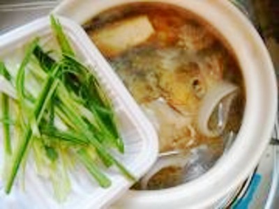 砂鍋魚(yú)頭煲的做法-咸鮮味煮菜譜-易網(wǎng)健康養(yǎng)生網(wǎng) 砂鍋魚(yú)頭煲的做法-咸鮮味煮菜譜