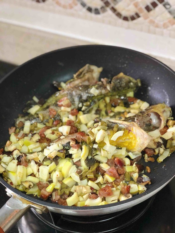 酸豆角筍丁臘肉燒昂刺魚的做法-咸鮮味燒菜譜-易網(wǎng)健康養(yǎng)生網(wǎng) 酸豆角筍丁臘肉燒昂刺魚的做法-咸鮮味燒菜譜