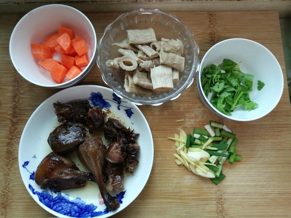 醬鴨燉筍干的做法-家常味燉菜譜-易網(wǎng)<a href=http://m.aoa7937.com/ target=_blank class=infotextkey>健康養(yǎng)生</a>網(wǎng) 醬鴨燉筍干的做法-家常味燉菜譜