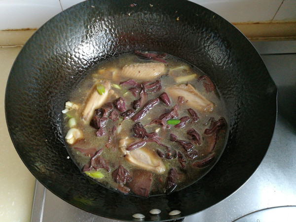 紅蘑雞翅燉寬粉的做法-家常味燉菜譜-易網(wǎng)健康養(yǎng)生網(wǎng) 紅蘑雞翅燉寬粉的做法-家常味燉菜譜