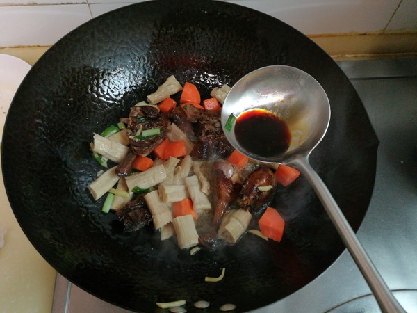 醬鴨燉筍干的做法-家常味燉菜譜-易網(wǎng)健康養(yǎng)生網(wǎng) 醬鴨燉筍干的做法-家常味燉菜譜